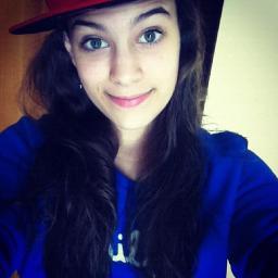 Apenas um jovem livre que está twittando suas coisas inúteis ai, não faz nada da vida fica no twitter *u* 1bj ;*