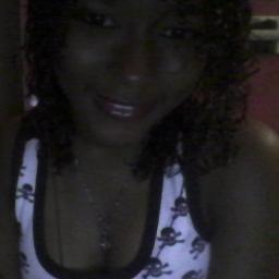 Elα que vive com α cαbeçα nα luα, com músicα no ouvido e corαção nα bocα :)