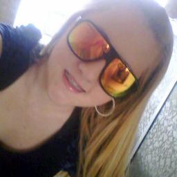 Sou ciumenta,boba,convencida,mimada,chata,linda,meiga ,pateta,o terror das recalcadas hehe e namorada do @Vaagneeer S2