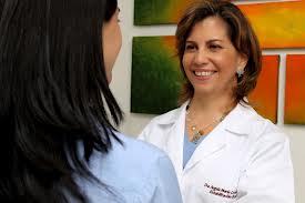 Odontóloga egresada de la Universidad Autónoma de Manizales,
con estudios de especialización en Rehabilitación Oral e Implantes.