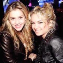 Obrigada @sophiaabrahao por apenas me fazer sorrir nos momentos mais difíceis. Amo vocês! 
Mad: @SophiaMyPaixao_ & @Sophiamyreason. Since: 20/05