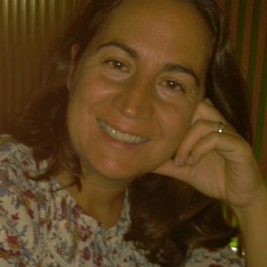 Feminista, mujer y madre, no necesariamente en ese orden. Prevencionista y docente, adoro mi trabajo. Ah, y roja.