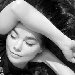 Nombrá a Björk y te canto una canción. Una vez por día canto una canción para todos / Say Björk! and I'll sing you a song. Once per day I'll sing a song for all