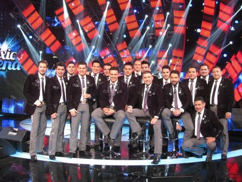 Apoyando al 1000% La Madre de Todas Las Bandas @ElRecodoOficial. Pide #VasALlorarPorMi en las estaciones de radio.