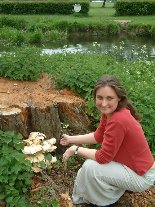 microbiologist, science communicator, lecturer at UEA, mad on fungi, director of biology with science communication degree,mother
