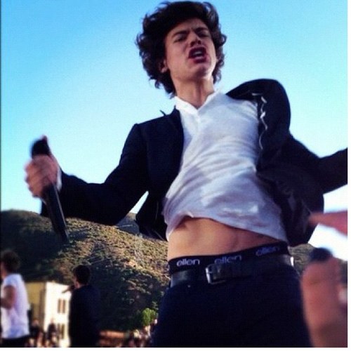 Vas Happenin?! Lost? follow me! I love One Direction3 follow me ill follow back, simple but effective