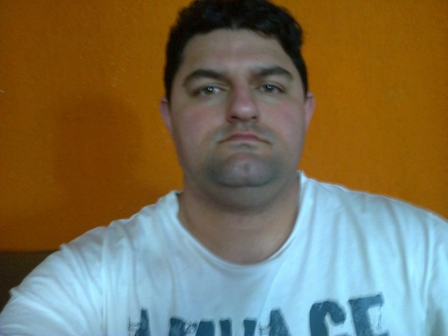 Eu amo minha familia,sou alegre,amigo,parceiro e meio extrovertido,adoro massas,adoro praia e jogar futebol na praia,seleção São paulo...