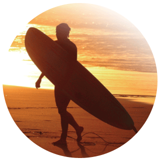 Von Anfänger- bis Fortgeschrittenenkursen bietet unsere Surfschule alles, was das Surferherz begehrt. Kleine Gruppen, zertifizierte Lehrer & ne Menge Spass!!