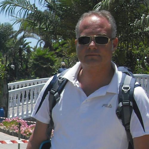 Diplomado en Ciencias Empresariales por la Universidad de Granada, Master Superior en Dirección Financiera por el CEF