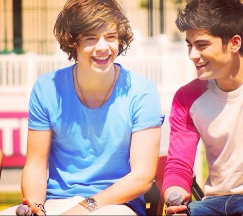 This is a free follow! Please follow @Louis_Bumcaster :)