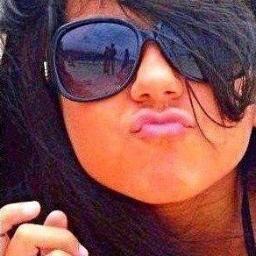 Sou uma menina moleca, realizada, atrapalhada, twitteira viciada e muito... mas MUUUITO feliz! ;)