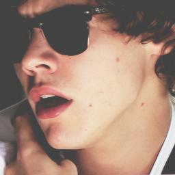 Directioner de los pies a la cabeza. Me gustan las zanahorias, la comida, los espejos, los gatos y los cepillos de dientes con luces. YOLO :)