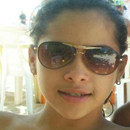 Chatinha,carinhosa,ciumenta,boba,arengueira,birreta,mas gente boa ,qe sabe até onde pode ir (: