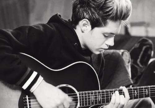 Sono una Directioner Italiana e sono fiera di esserlo. Hanno delle voci stuende, che fanno subito emozionare. Il mio sogno è andare a Londra e incontrarli.