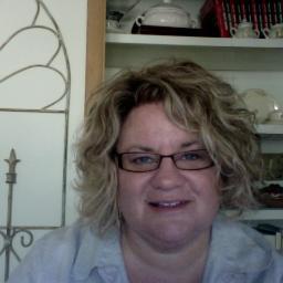 A Public Relations professor who mostly tweets/retweets about internships/jobs, media issues and other things her college students might want to know.
