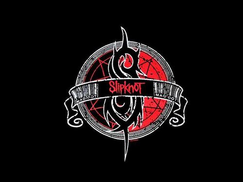 Tenho 12 anos meu esporte favorito e futebol,meu estilo de musica preferido e Rock e minha banda favorita de Rock é Slipknot !