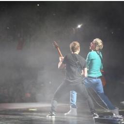 im Niall, im in one direction. i sing and play an instrument with 6 strings on it ! [FAKE]