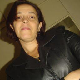 FILHA, mulher, esposa, mãe e há  anos PROFESSORA, atividade que amo e sinto ter nascido para tal.