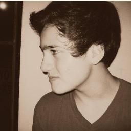 ,cantante,compositor,guitarrista..y sobre todo esta Dios..sobre todas las cosas.. y amo a mi valdita 3