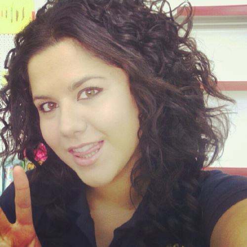 Ácida, tierna, dura como el acero.Fina como una mariposa,amable como una sonrisa y cruel como la amargura de la vida