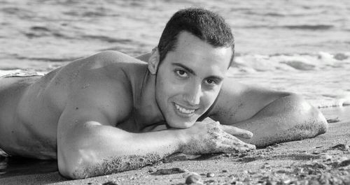 AngelMzcd's profile picture. Si la oportunidad no llama a tu puerta, no queda otra que construir tu propia puerta.