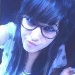 yoo~  sou eu nycolle XD uma menina dhr muito loca, e versos e versos enfim kk' muito brincalhona e feliz certo ? :)