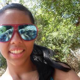 Sou ciumenta, tenho 15 anos, sou ariana, sou chata, mimada & feliz.