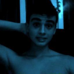chato, irritante, injou facil, bipolar, convincente, vingativo, apaixonado...follow-me!:D!
ignorante? Não, sincero follow-me!:D!*-*