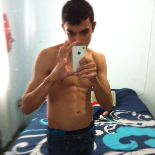 Estudiante de licenciatura en derecho-mis hobbies son el billar y el fronton-partyboy-buena onda-gym-trabajo en un coorporativo bancario.