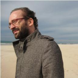 Actor, músico, librero, soñador empedernido y paciente vividor... Sonrío al mundo con descaro y encuentro siempre la mejor cara de las cosas para ser más feliz