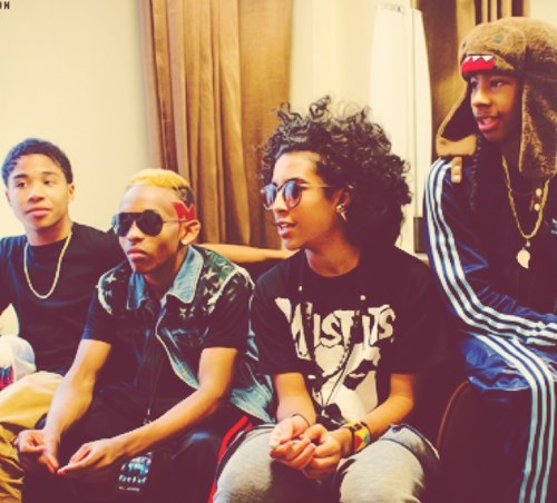 Follow , && request if you want a private imagine . We follow back , if you ask . ✌
Yes , were #teammindless . . K & J .*