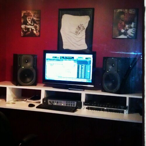I'm a rapper/singer my name is JayKay my group is sdf (superdummyfly) u can check out my videos on YouTube
