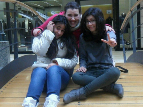 SynthiFernandez's profile picture. Pasaban las horas... Y nosotros como dos bobos mirándonos y riéndonos