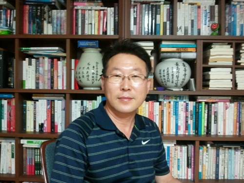 독수리는 조는듯 앉아있고
호랑이는 앓는듯 걸어간다.

저는 해운대구청에서 근무하고 있습니다.