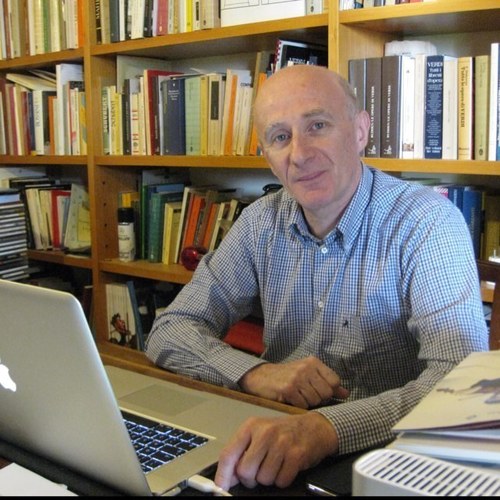 Giornalista, critico di lungo corso, un paio di libri di storie musicali