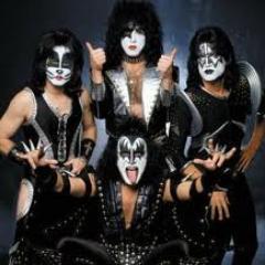 banda favorita é o kiss sou moreno  pouco alto pouco gordo mais não vou ficar me descrevendo então me siga duma vez