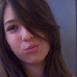 a menina que aos poucos foi trocando barbie por maquiagem,
trocando seu mundo de sonhos pelo da realidade.
hoje sua vida segue em frente