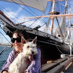 Economista. Melómana. Ávida lectora. Amante de las causas perdidas y de la palabra Güey. El amor me gusta sin celos, la muerte sin duelos y el whisky, sin soda.