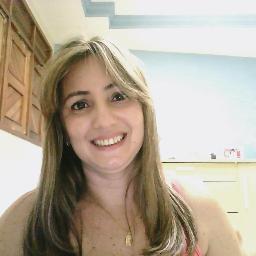 Sou tranquila,  porém teimosa, quando quero algo é pra ontem, e vou até o fim! *-*  Estou aqui é pra viver, cair, levantar e seguir em frente. :P