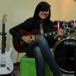 Facebook : http://t.co/qPkSKi6R   
Cantora, guitarrista, compositora, louca ahsua