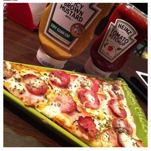 Primeira pizzaria da cidade a vender pizzas por fatia!  Tv. Quintino entre Braz e Gentil, em frente ao Colégio Moderno  Das 11:00 as 23:30