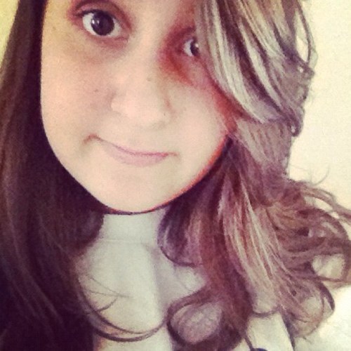 Ela não diz “eu te amo” como uma pessoa normal. Ao invés disso, ela irá rir, balançar a cabeça, dar sorrisos e dizer: “você é um idiota”. Ai é voce a pessoa .