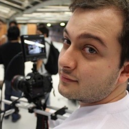 Radialista pela Casper Líbero, fotógrafo cinematográfico, webdesigner, entusiasta em Tecnologia e Comunicação. E adoro pessoas que amam a vida!