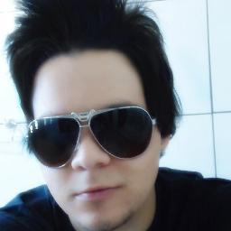 Eu sou sarcástico, irônico, observador, sincero, não puxo saco de ninguém, tenho mente mafiosa, e tô pouco me fodendo sobre o que pensam de mim.