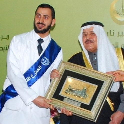 مخترع و بروفسور واستشاري الجلدية و الليزر والطب التجميلي.
بالنسبه لي تويتر غير مناسب للاستشارات الطبية الشخصية
صاحب وسم #وصفة_نجاح