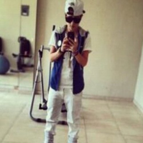 I love justin bieber all my dream would be if JUSTIN BIEBER FOLLOWED ME