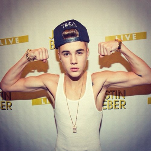 I'm in love with a Canadian guy, he has gorgeous hair and sing very good, I hope that one day he falls in love with me ♥NSN♥ BELIEBER FOREVER #Muchlove 1/3/1994
