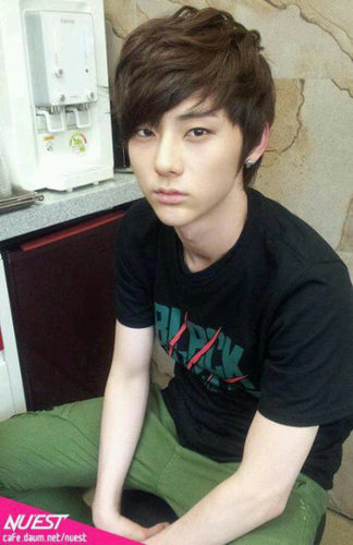 [V] By @FlowerPowerRP |member of Nuest|saeng gue @REF_tiachocolat |don't ask my RL