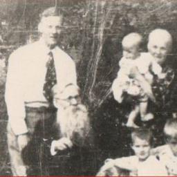 Attēlā 3 Andrievi: 1. Mācītājs; 2. LU Zelta medaļnieks- Latvijas Finiera direktors; 3.Majors- 90-tajos atjaunotās Kara akadēm. pasniedzējs (toreiz omītes rokās)