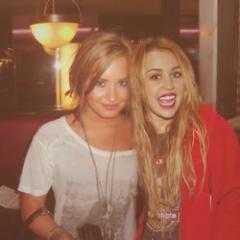 Curta nossa página para ter novidades sobre Diley. Lovatics e Smilers . https://t.co/rF4rlpbM